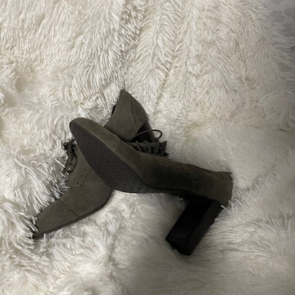 Tahari Lace up Suede Booties Size 7 - Picture 9 of 10